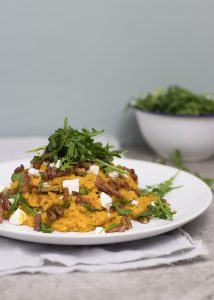 Zoete aardappelstamppot met geitenkaas, spekjes en pecannoten