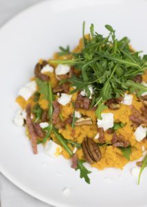 Zoete aardappelstamppot met geitenkaas, spekjes en pecannoten