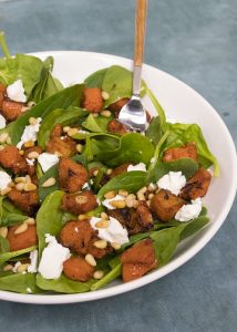 Geroosterde pompoensalade met geitenkaas