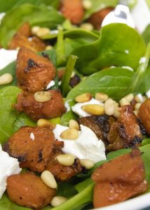 Geroosterde pompoensalade met geitenkaas