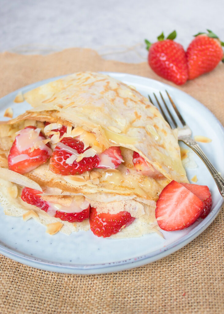 Vicky van Dijk | Crepes met aardbeien, witte chocolade & amandelen