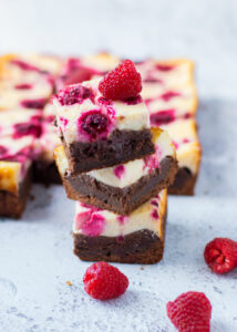 Brownie-cheesecake met frambozen