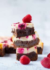 Brownie-cheesecake met frambozen