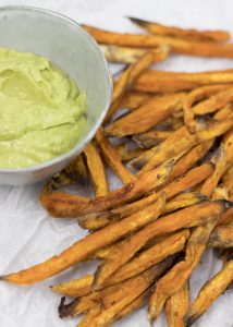 Zoete aardappelfrietjes met avocado dip