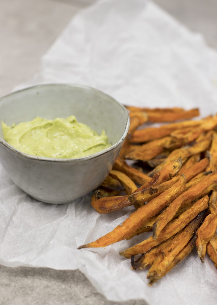 Zoete aardappelfrietjes met avocado dip