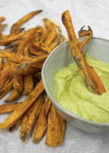 Zoete aardappelfrietjes met avocado dip