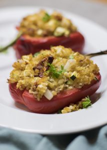 Gevulde paprika's met bulgur, zongedroogde tomaatjes en feta