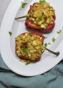 Gevulde paprika's met bulgur, zongedroogde tomaatjes en feta