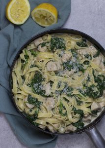 Citroen pasta met spinazie, kip en parmezaanse kaas