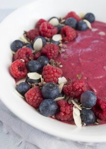 Smoothiebowl met avocado, blauwe bessen en frambozen