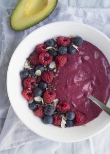 Smoothiebowl met avocado, blauwe bessen en frambozen
