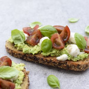 Bruschetta met avocado, gemarineerde cherrytomaatjes en mozzarella.02
