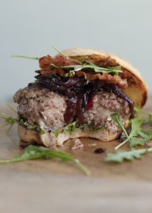 Hamburger met brie, bacon en gekarameliseerde uitjes01