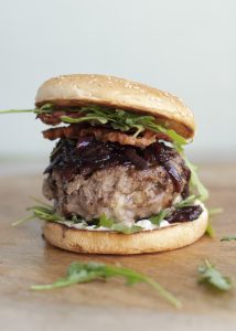 Hamburger met brie, bacon en gekarameliseerde uitjes01