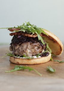 Hamburger met brie, bacon en gekarameliseerde uitjes01