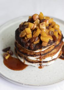 Appel-kaneel pannenkoekjes met griekse yoghurt