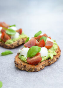 Bruschetta met avocado, gemarineerde cherrytomaatjes & mozzarella