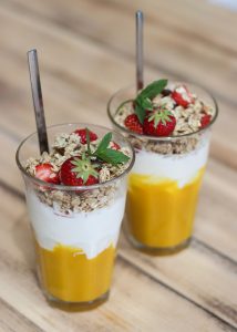 Summer breakfast: yoghurt met mango-puree