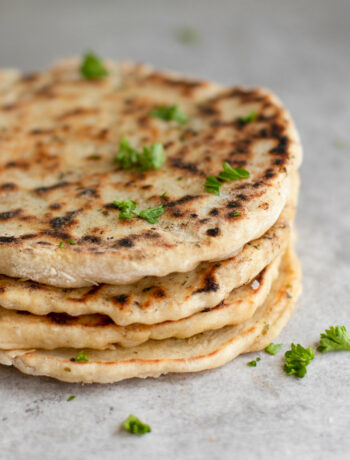 Zelfgemaakte naan met kruidenboter
