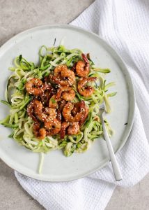 Courgetti met garnalen en sesamzaadjes