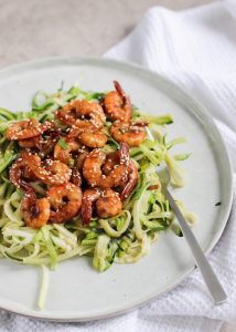 Courgetti met garnalen en sesamzaadjes