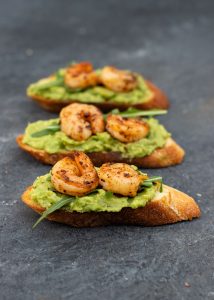 Bruschetta-met-scampi-&-avocado02