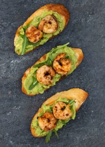 Bruschetta-met-scampi-&-avocado02
