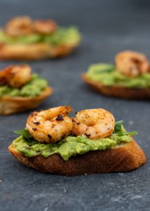 Bruschetta-met-scampi-&-avocado02