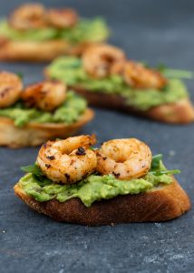 Bruschetta-met-scampi-&-avocado02