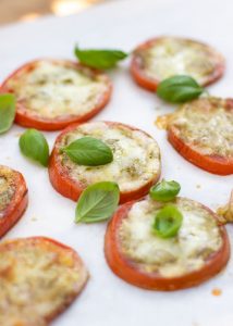 Tomaten uit de oven met mozzarella & pesto