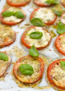 Tomaten uit de oven met mozzarella & pesto