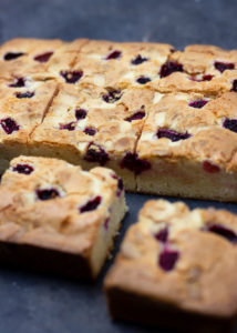 Blondie met witte chocolade en frambozen