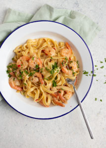 Tagliatelle met knoflookgarnalen in roomsaus