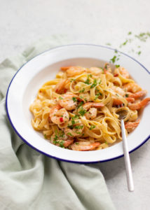 Tagliatelle met knoflookgarnalen in roomsaus