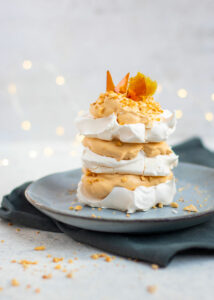 Karamel meringue taartjes met geroosterde amandelen