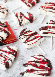 Meringue kerstboompjes met chocolade