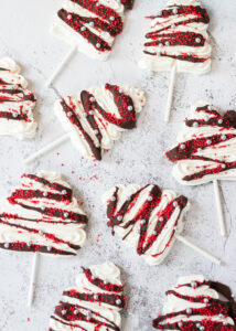 Meringue kerstboompjes met chocolade