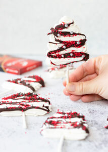 Meringue kerstboompjes met chocolade