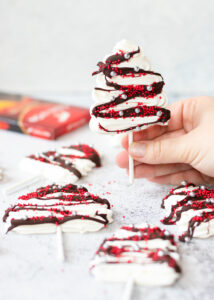 Meringue kerstboompjes met chocolade
