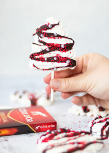 Meringue kerstboompjes met chocolade