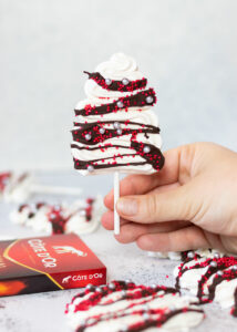 Meringue kerstboompjes met chocolade