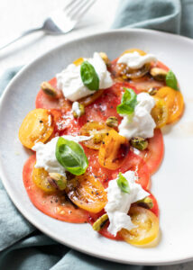 Tomaten carpaccio met buffelmozzarella & pistachenoten