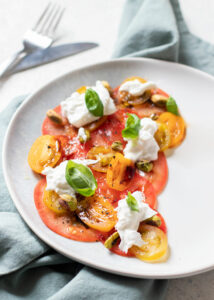 Tomaten carpaccio met buffelmozzarella & pistachenoten