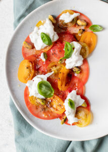 Tomaten carpaccio met buffelmozzarella & pistachenoten