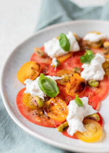 Tomaten carpaccio met buffelmozzarella & pistachenoten
