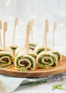 Wraps met pesto, zongedroogde tomaat, kipfilet & rucola