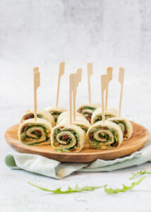 Wraps met pesto, zongedroogde tomaat, kipfilet & rucola