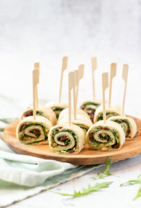Wraps met pesto, zongedroogde tomaat, kipfilet & rucola