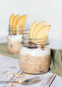 Overnight oats met appel, rozijnen & kaneel