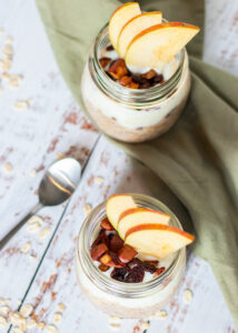 Overnight oats met appel, rozijnen & kaneel